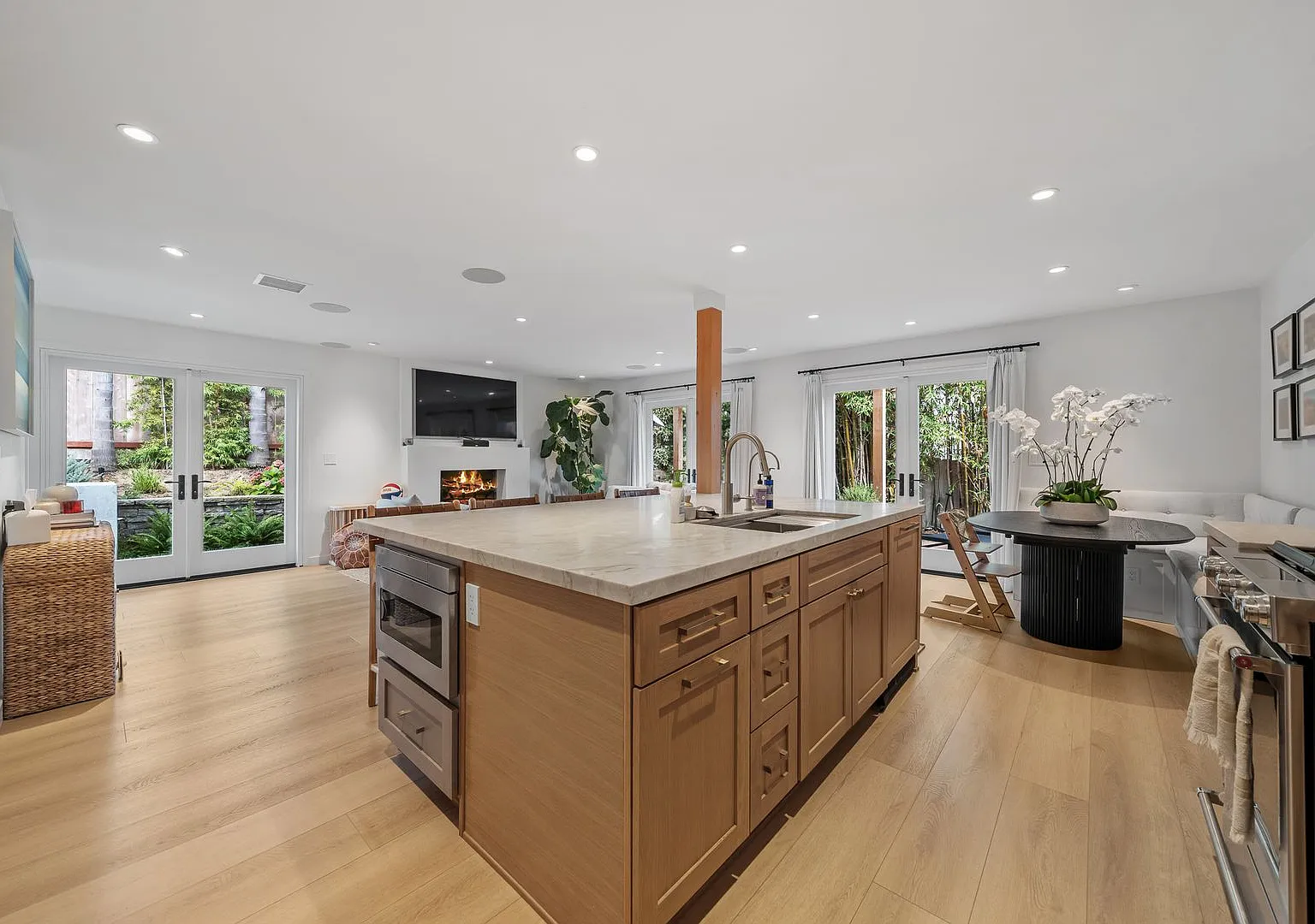 Luxury Coastal Living in Encinitas — Photo 2