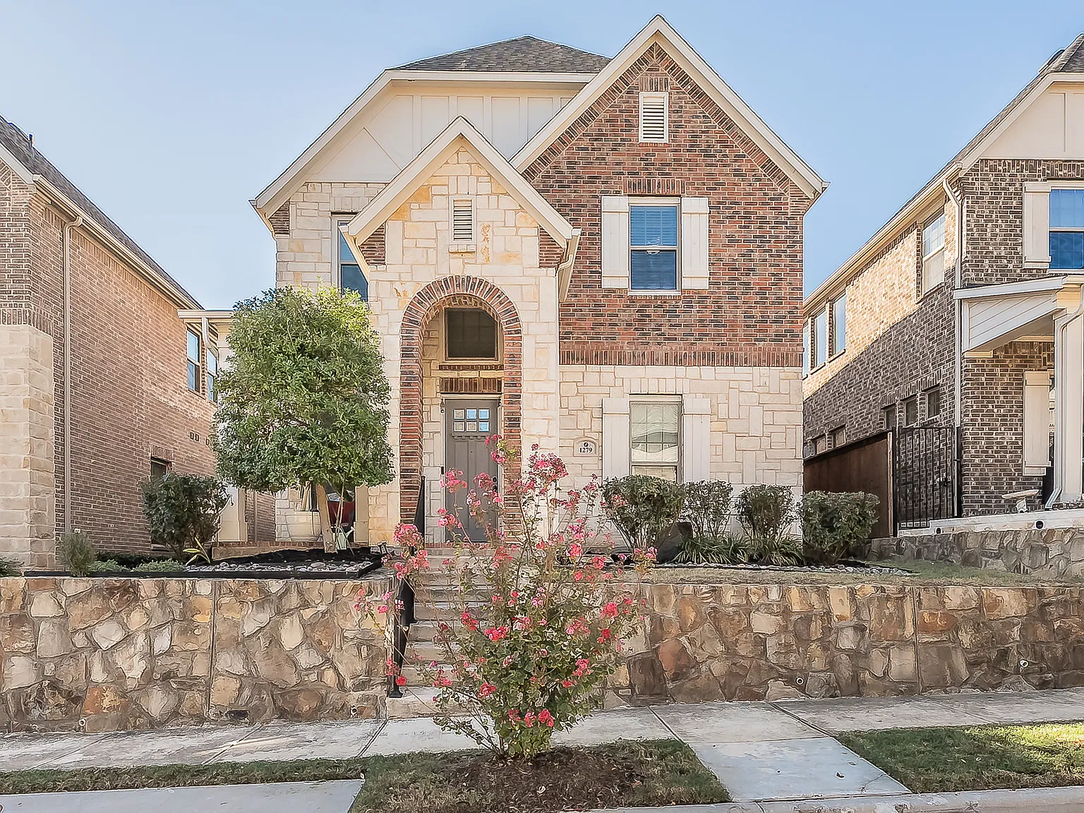 3 bed, 2.5 bath, 2808 sqft, $3,499 — Photo 1
