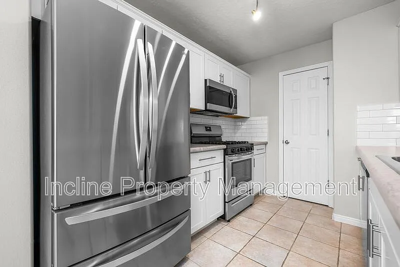 3 bed, 2.5 bath, 2053 sqft, $2,350 — Photo 3