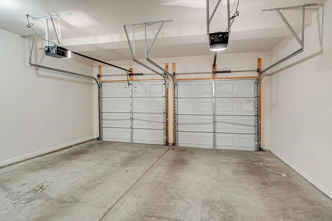 413 Lazy Creek Ln — Photo 2