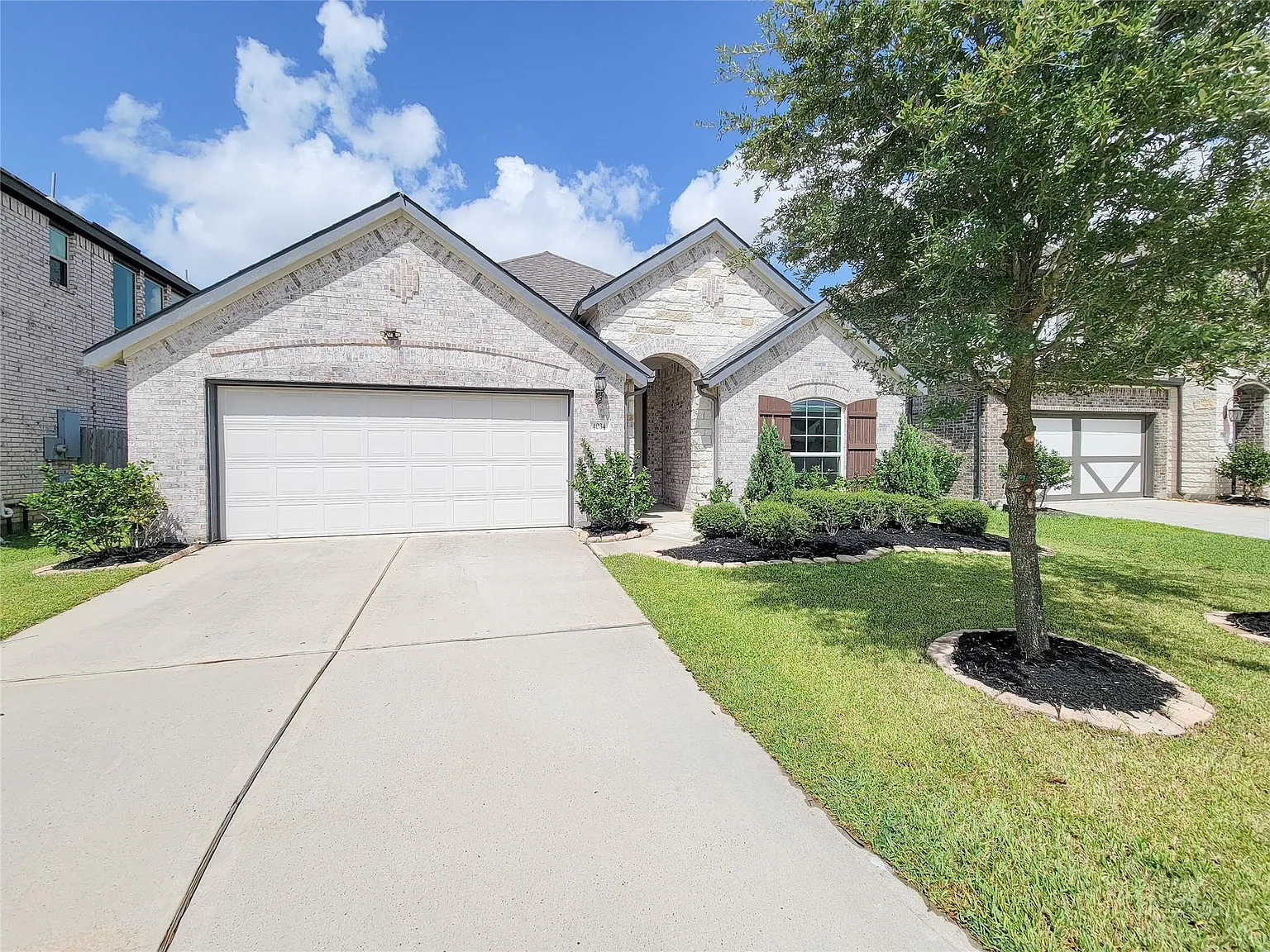4 bed, 3.0 bath, 2215 sqft, $2,400 — Photo 1