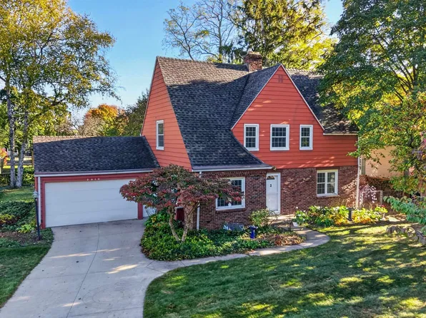 2910 Manor Dr, Midland, MI 48640