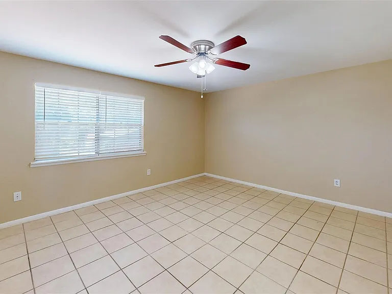 210 W G St — Photo 13