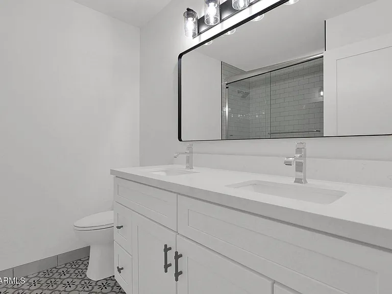 501 W Seldon Ln — Photo 28