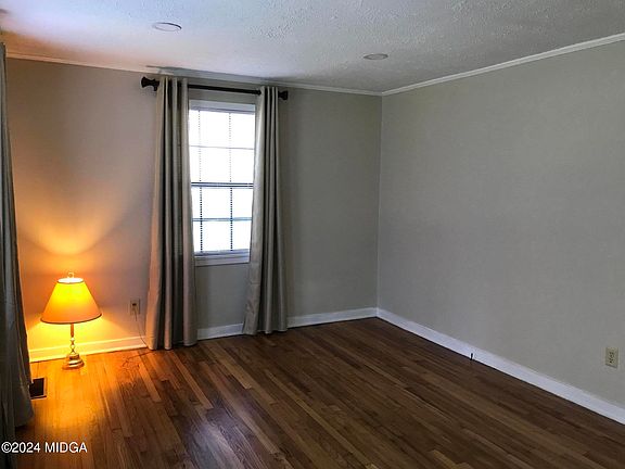 2nd image of 4606 Lakewood Ave