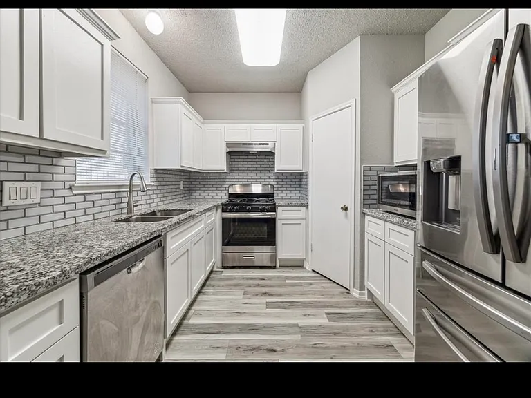 8030 Log Hollow Dr — Photo 4