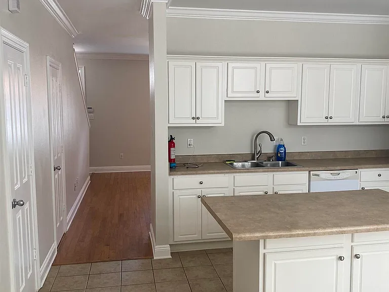 2121 Plantation Ln — Photo 4