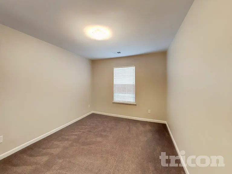 405 Riverwood Ct — Photo 9
