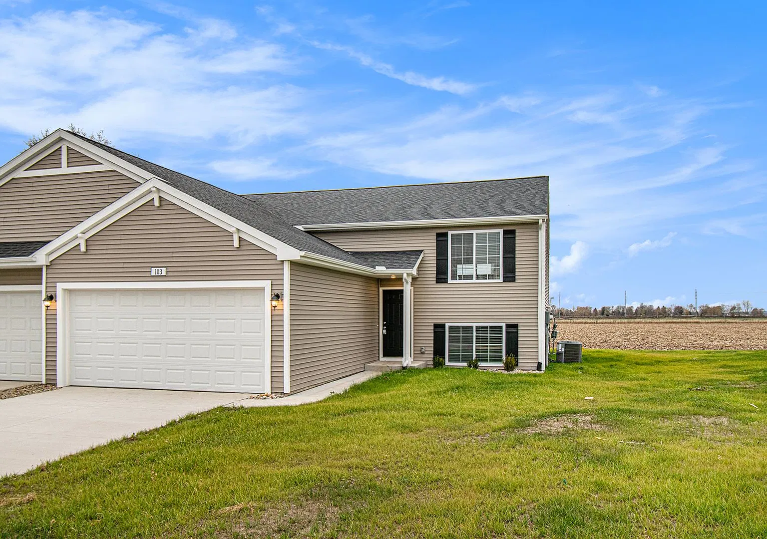 1 Month FREE Rent! Applied to Your First Full Month. Terms & Conditions Apply. — Photo 1