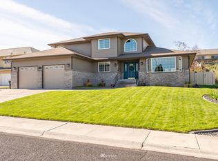 1050 W Edgewater Ln, Moses Lake, WA 98837