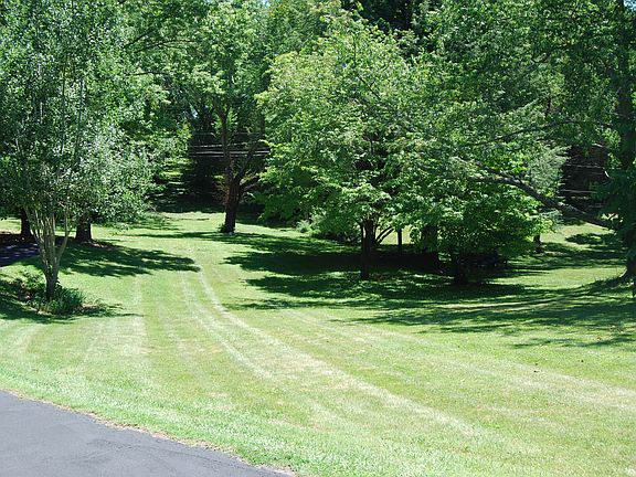 4th image of 5900 Marilyn Dr
