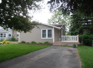 3823 Mapleleaf Rd, Waterford, MI 48328