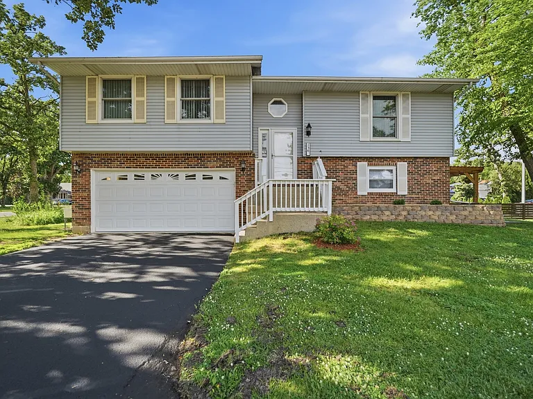 136 Edgewater Dr — Photo 1