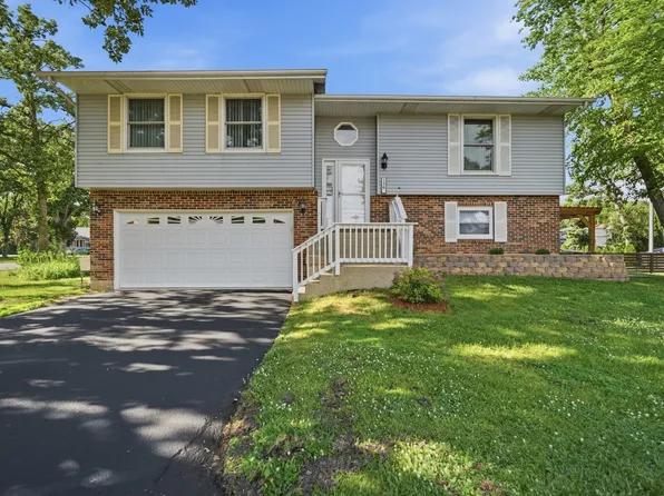 136 Edgewater Dr, Crystal Lake, IL 60014