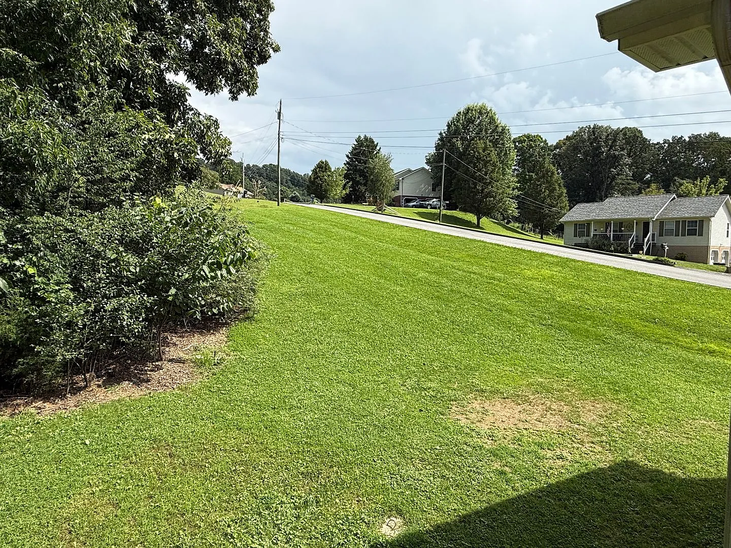 3 bed 2 bath + 2 car garage- Jonesborough — Photo 2