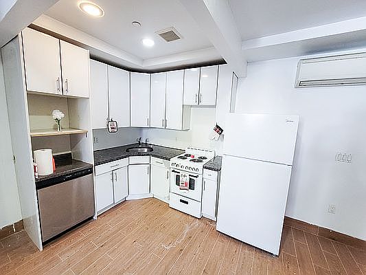 3rd image of 564 W 183rd St #B