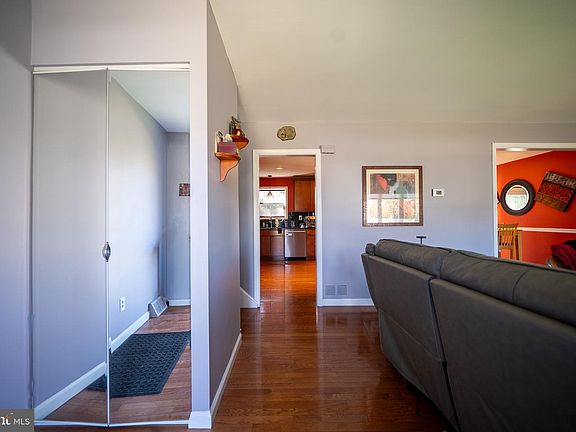 3rd image of 3221 Claridge Rd