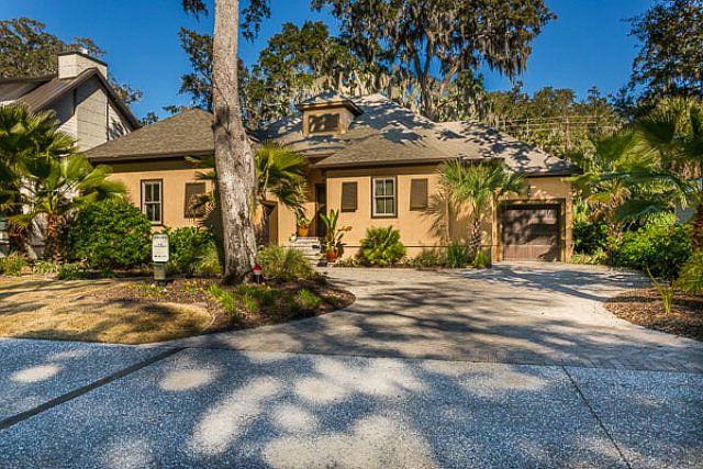 1st image of 1012 Village Oaks Ln