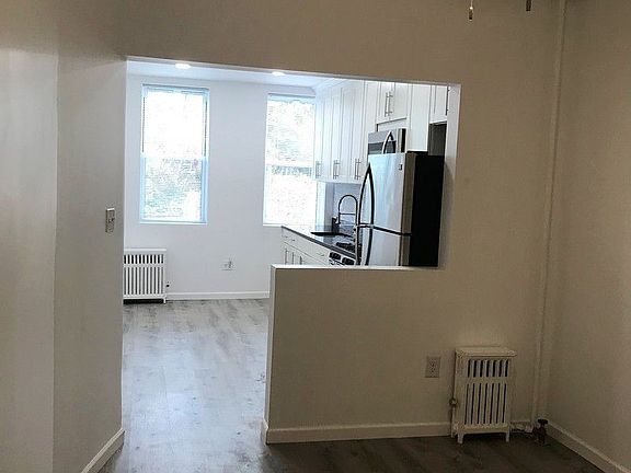 5th image of 300 6th St APT 1R
