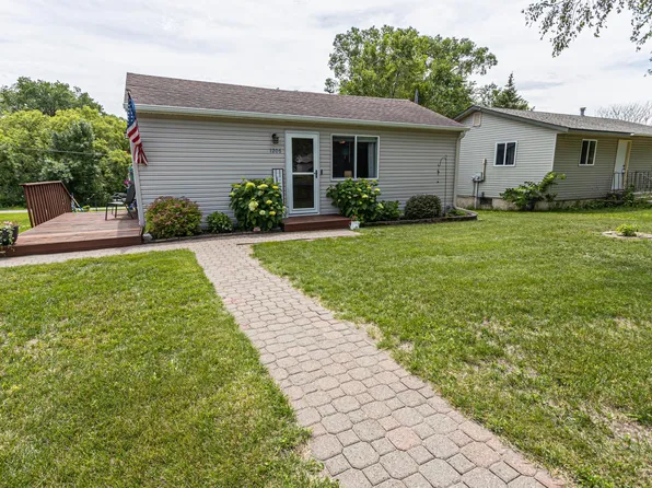 1206 Sunset Dr SW, Alexandria, MN 56308