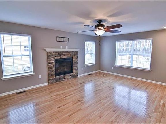 3rd image of 860 Graystone Cir