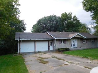 205 Mulberry Ln, Dixon, IL 61021