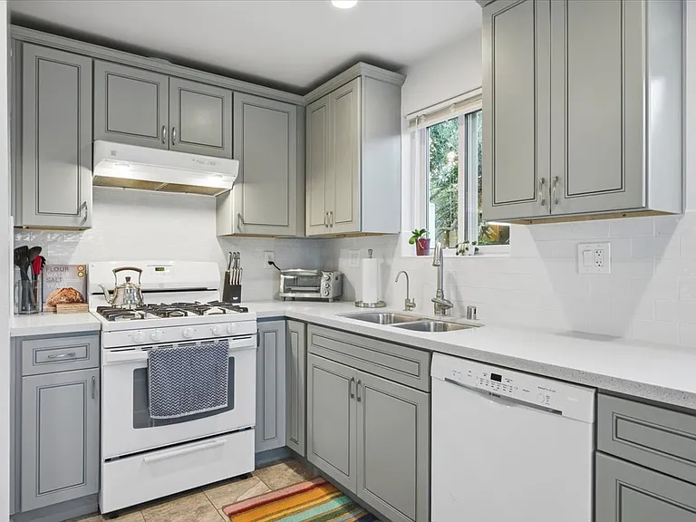 1905 S Walker Ave — Photo 8
