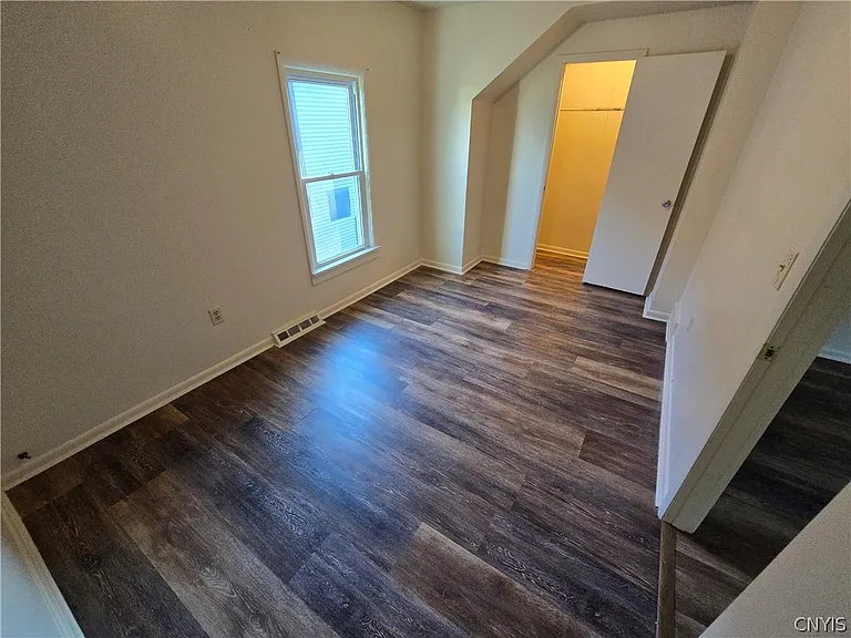 112 Helen St — Photo 8