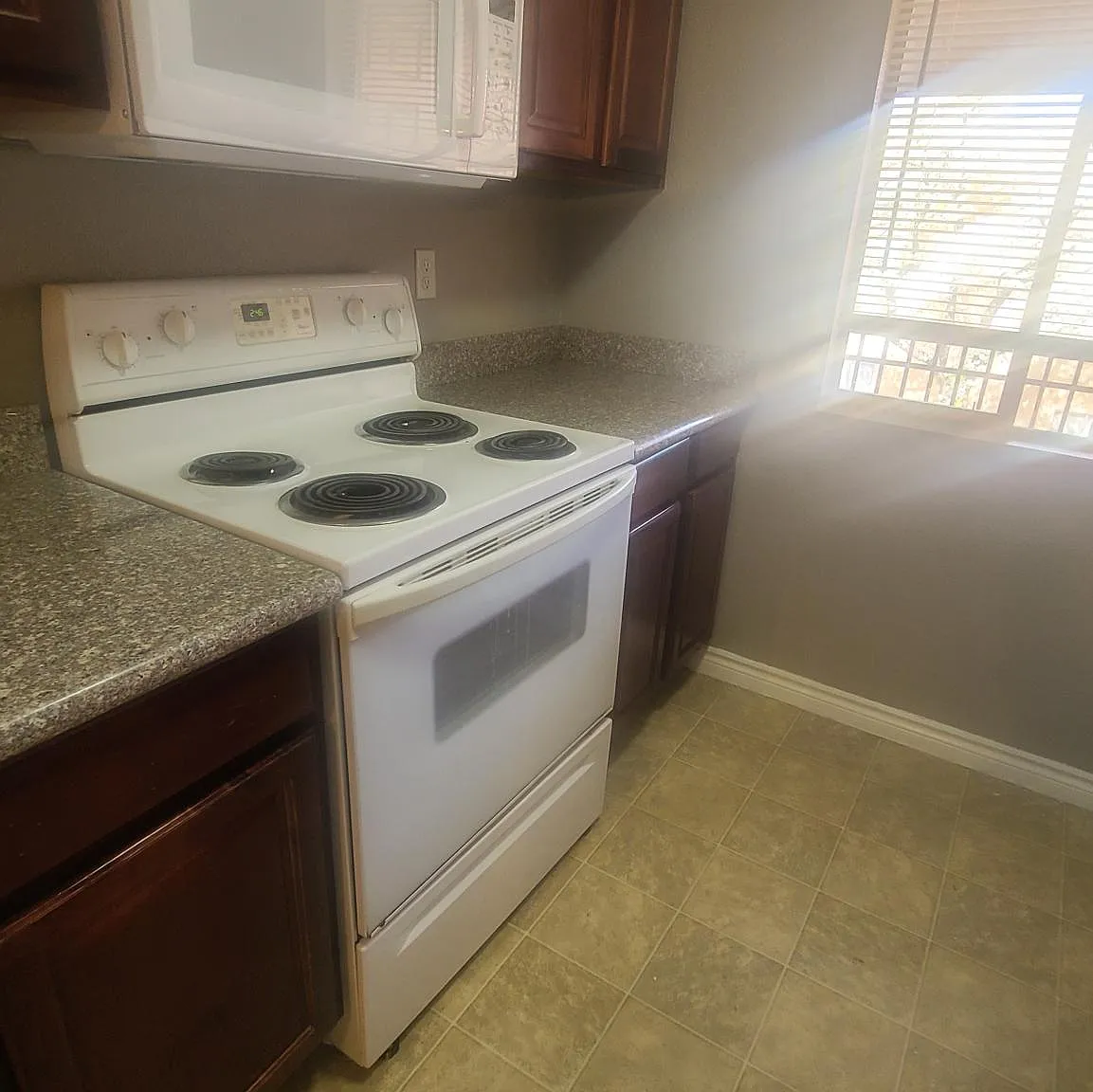 5061 River Glen Dr — Photo 4