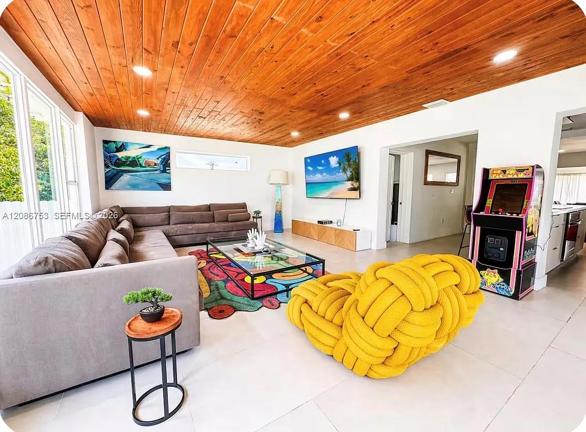 4 bed, 3.0 bath, $5,300 — Photo 2