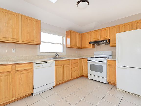 5th image of 59-19 Fresh Meadow Ln
