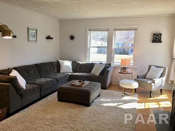 3rd image of 2501 W Melrose Pl