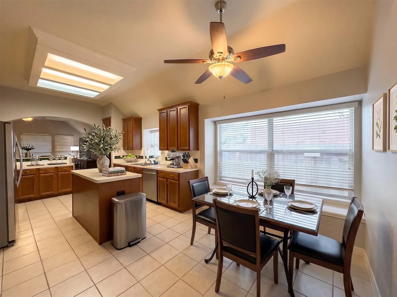 3 bed, 2.0 bath, 2079 sqft, $2,400 — Photo 4