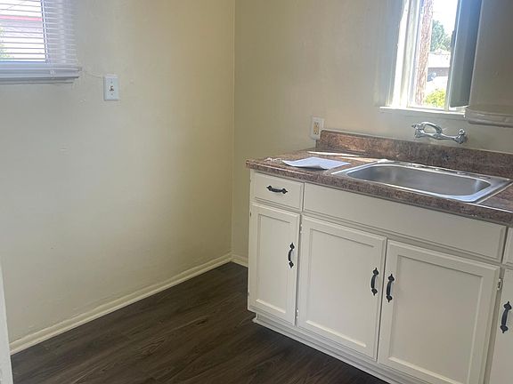 3rd image of 2800 Willow Pl #15