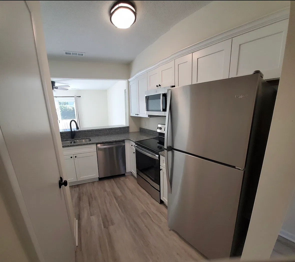2 bed, 1.5 bath, 1155 sqft, $2,100 — Photo 3