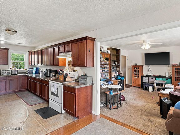 3rd image of 709 Canterbury Dr