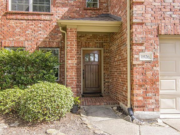 2nd image of 1926 Majestic Ln