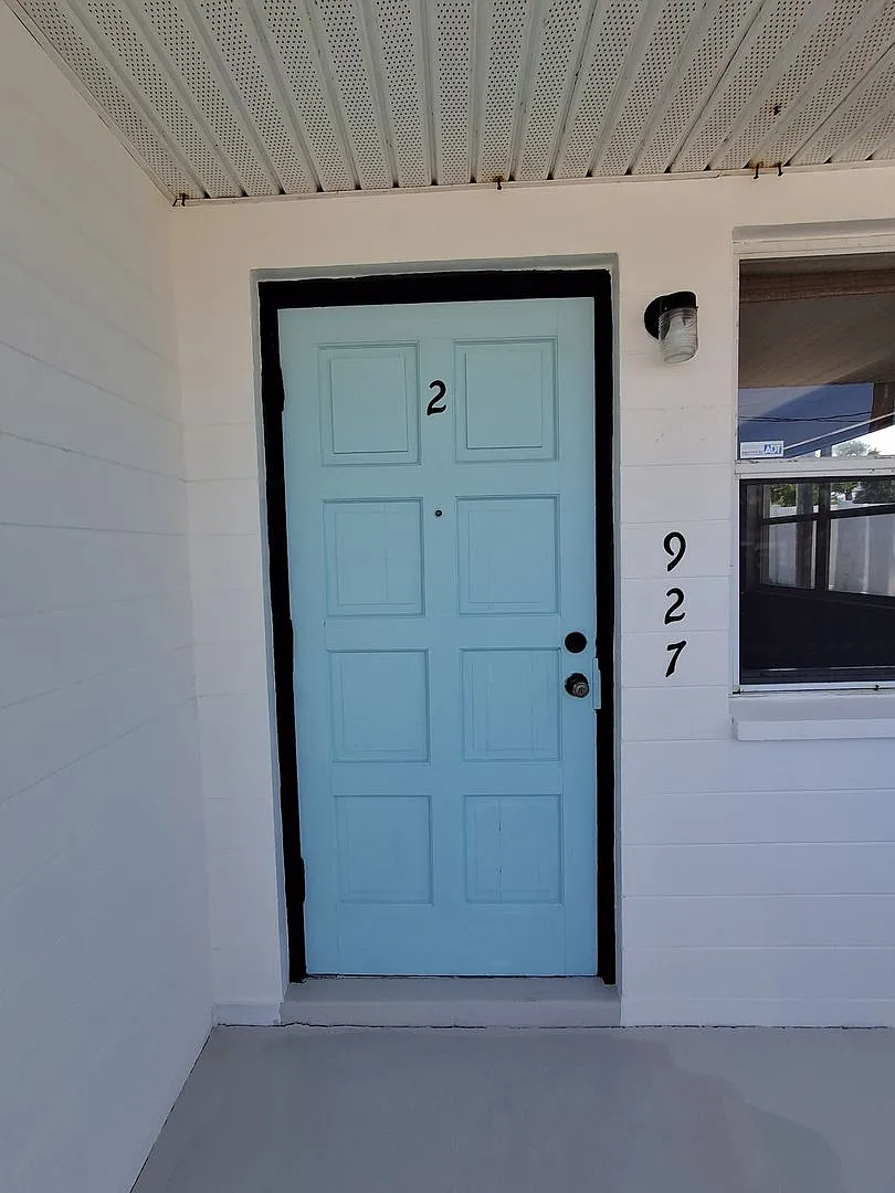 927 N. Grandview — Photo 3