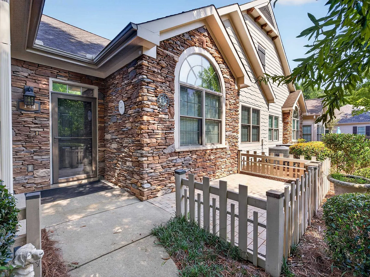 3 bed, 2.0 bath, 1892 sqft, $3,000 — Photo 4