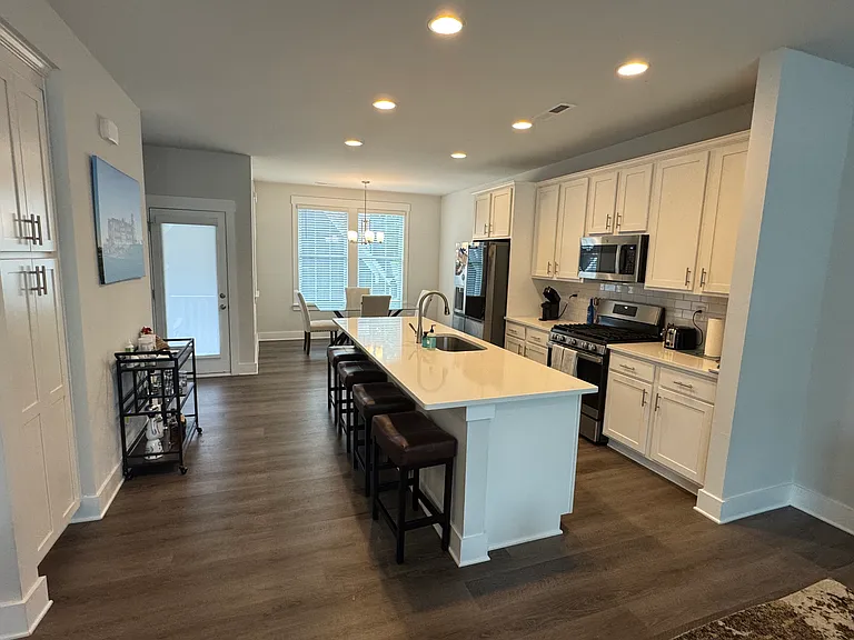 632 Amalfi Dr — Photo 10