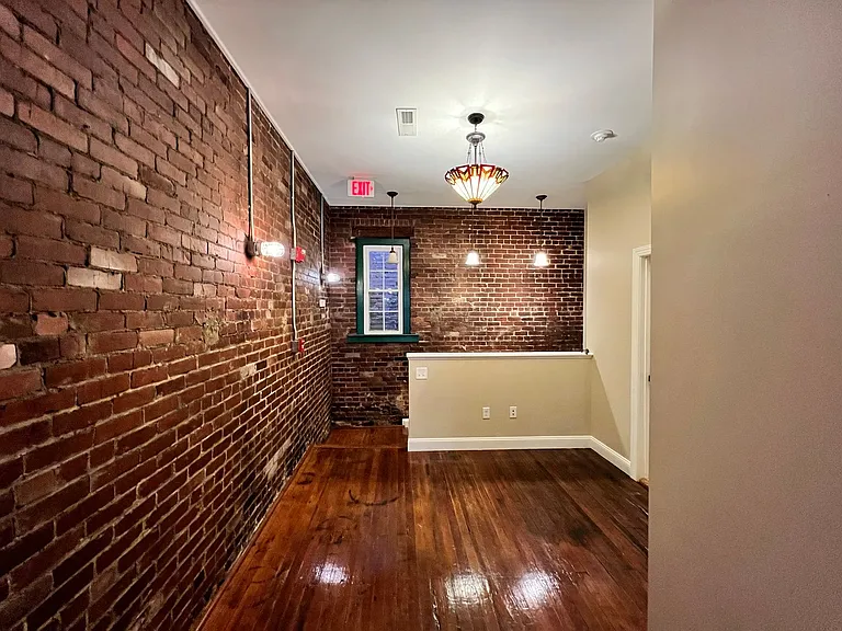 301 Market St SE — Photo 2