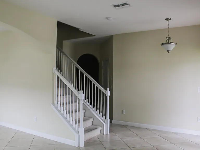1718 Thetford Cir — Photo 2