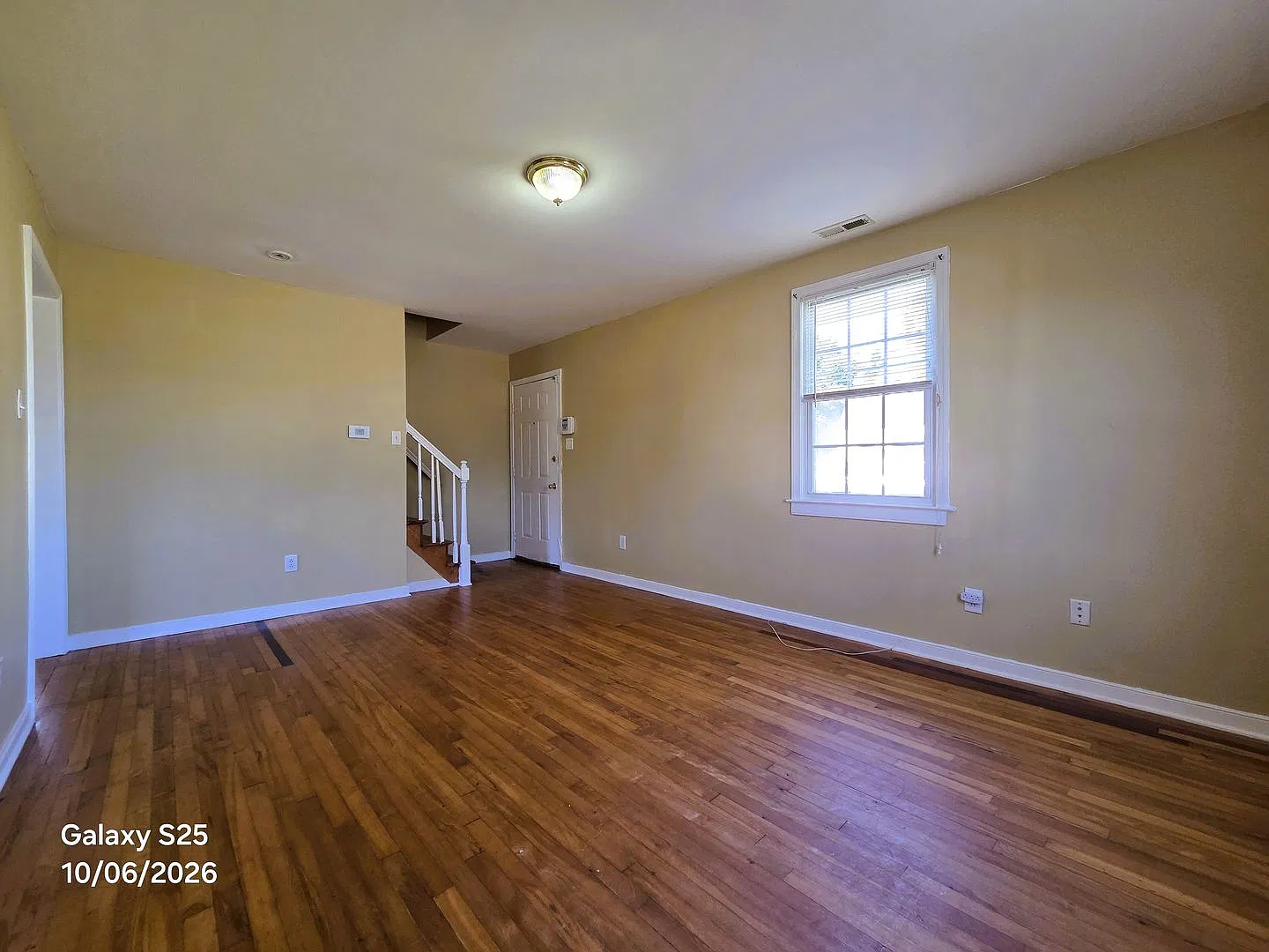 Cape Cod in Southside on large corner lot with private back yard. — Photo 3