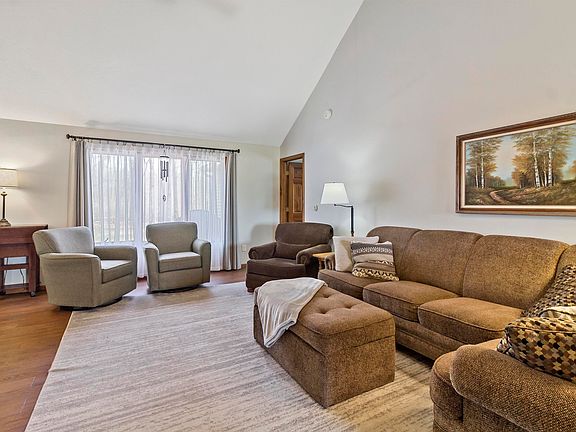 4th image of 46 Clubview Dr