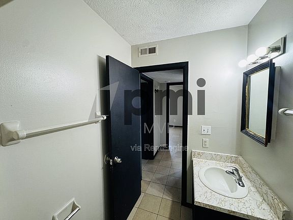 3rd image of 828 Whitethorne Ave #B
