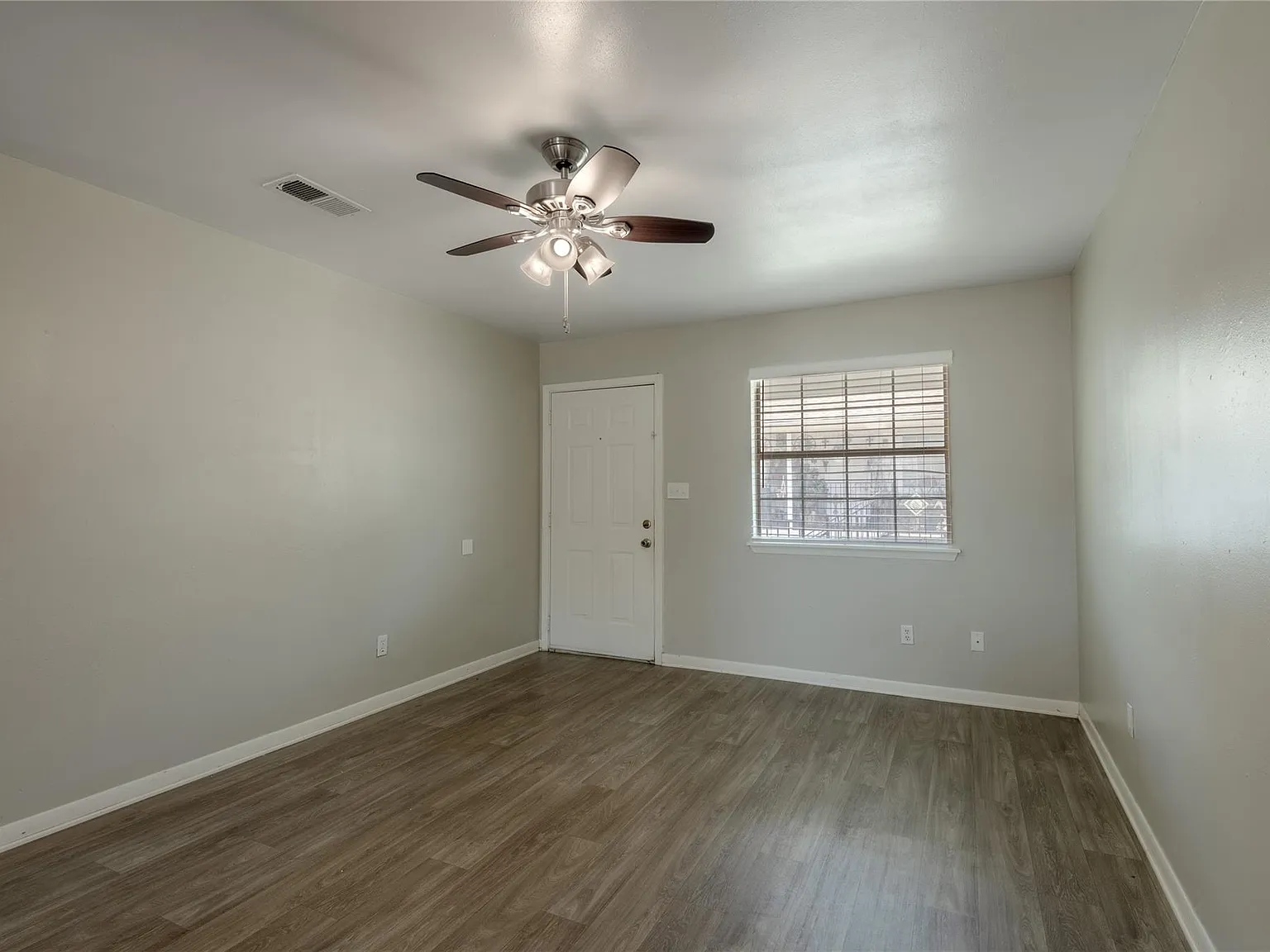 2 bed, 1.0 bath, 820 sqft, $799 — Photo 3