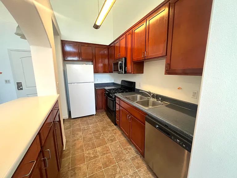 1154 Bellevue APT — Photo 13