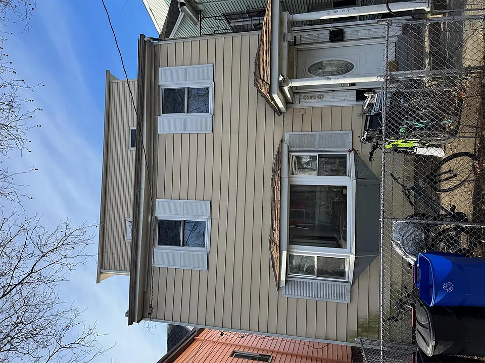 Building Photo 4