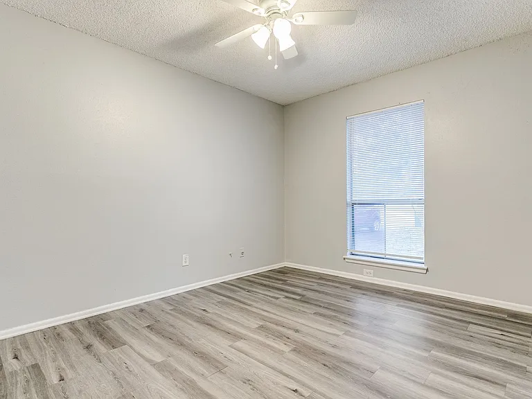 13226 Chesterton Dr — Photo 17