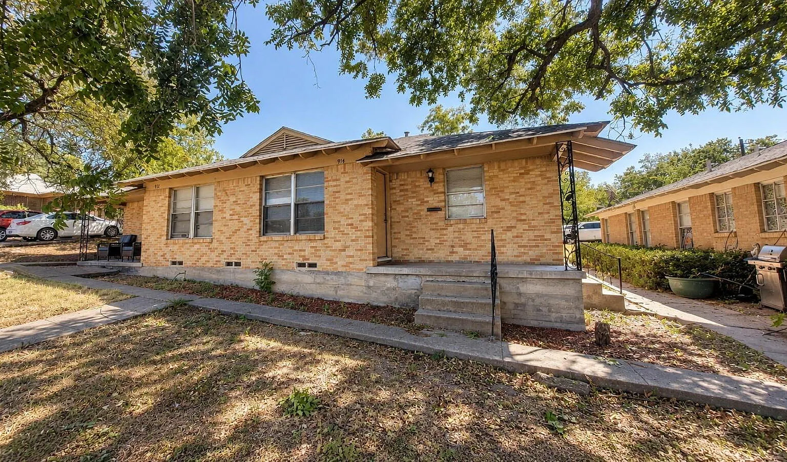 2 bed, 1.0 bath, 912 sqft, $1,275 — Photo 1